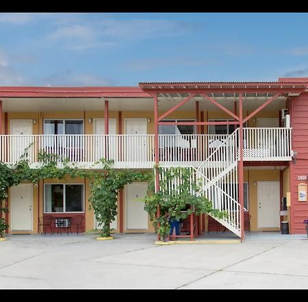 Maple Leaf Motel Inn Towne Осойос Екстериор снимка