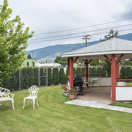 Maple Leaf Motel Inn Towne Осойос Екстериор снимка