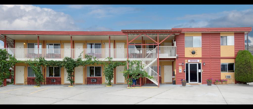 Maple Leaf Motel Inn Towne Осойос Екстериор снимка