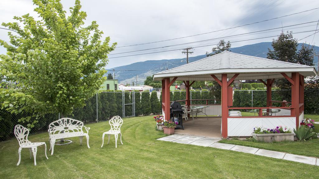 Maple Leaf Motel Inn Towne Осойос Екстериор снимка