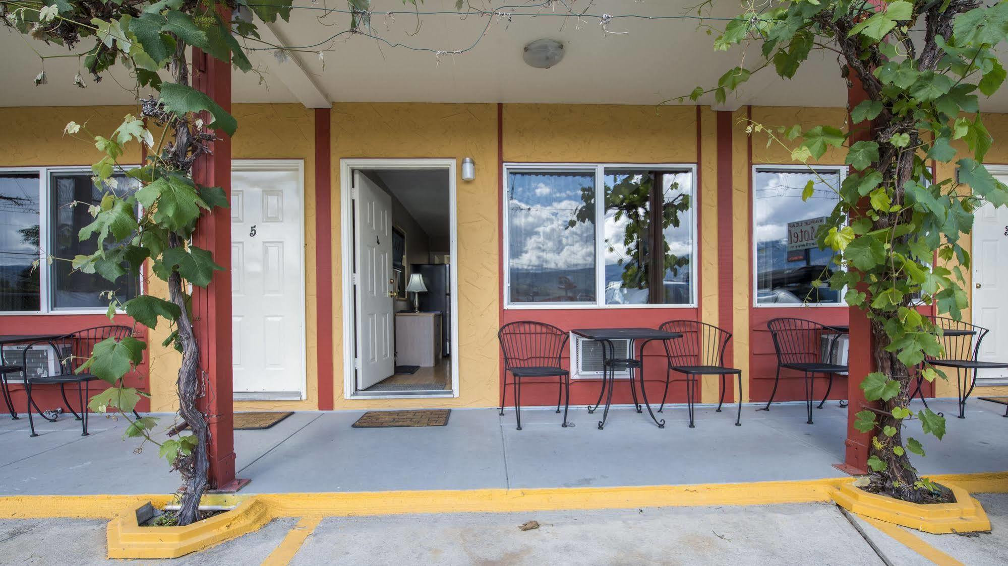 Maple Leaf Motel Inn Towne Осойос Екстериор снимка