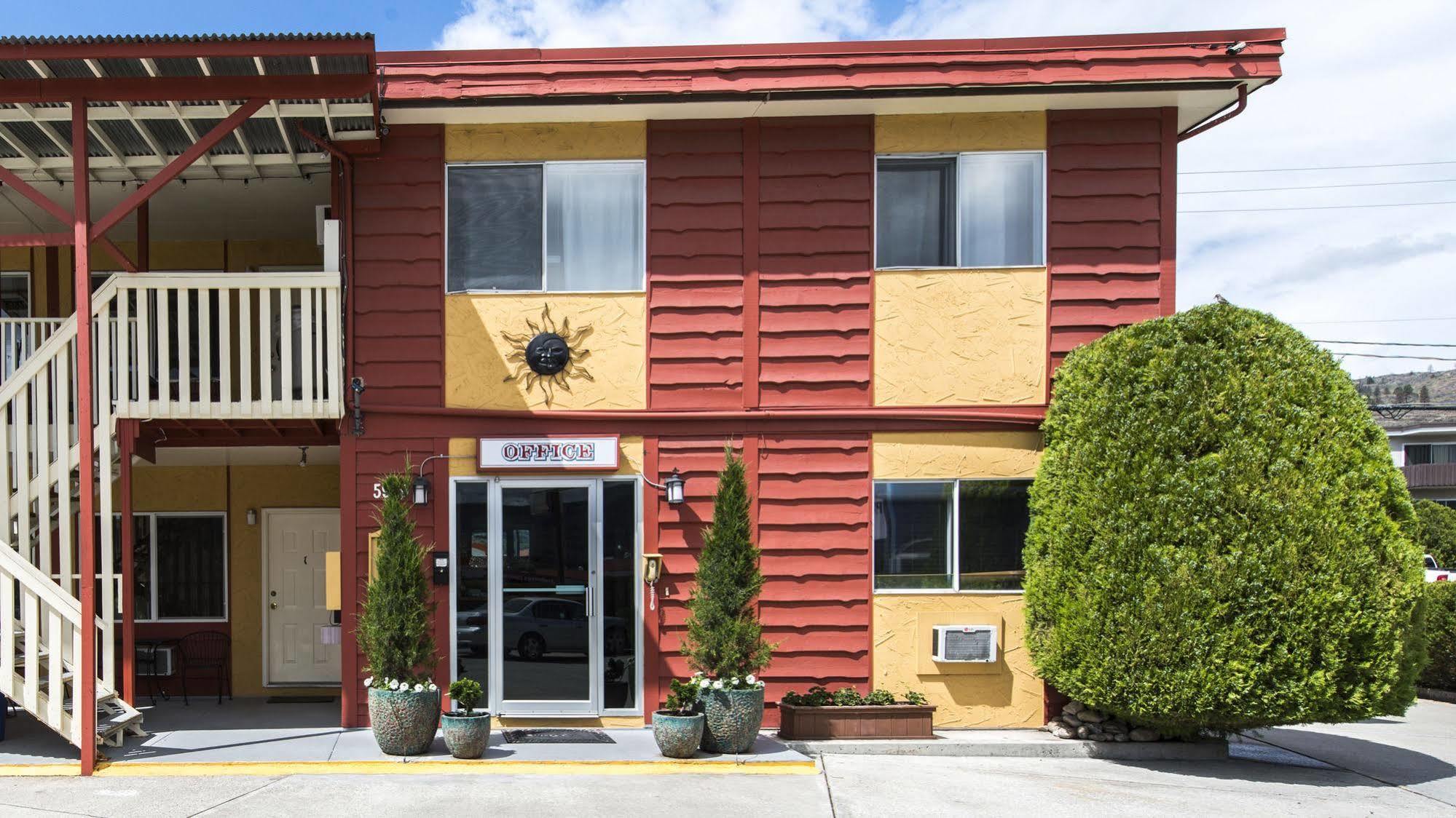 Maple Leaf Motel Inn Towne Осойос Екстериор снимка
