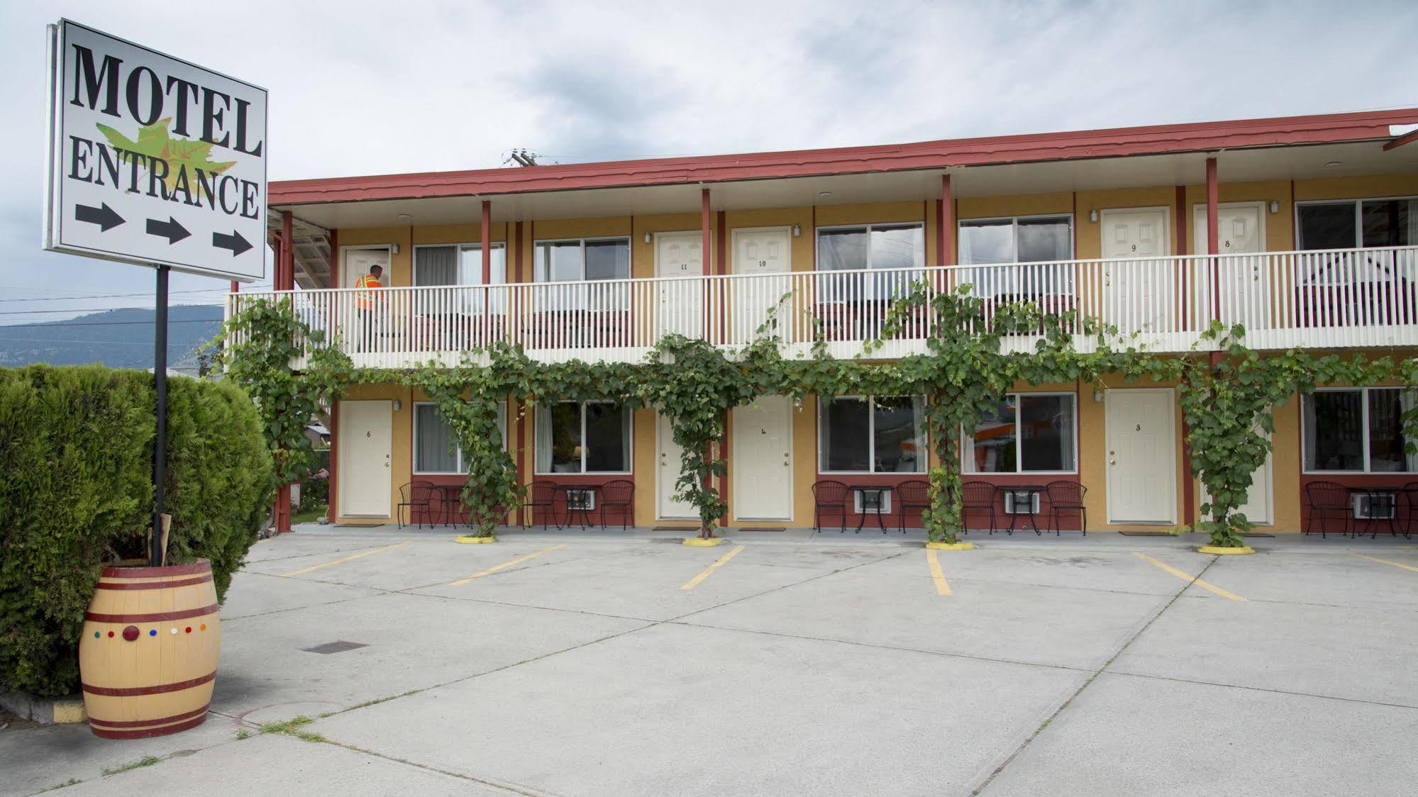 Maple Leaf Motel Inn Towne Осойос Екстериор снимка