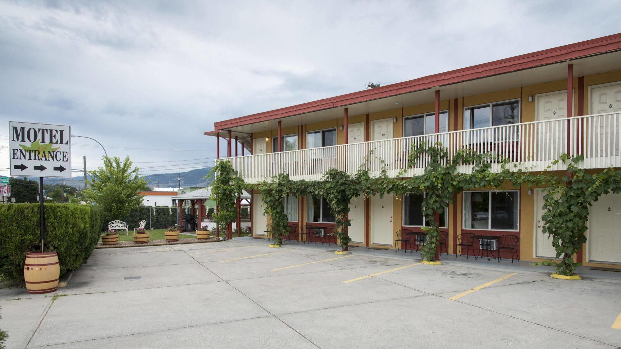Maple Leaf Motel Inn Towne Осойос Екстериор снимка