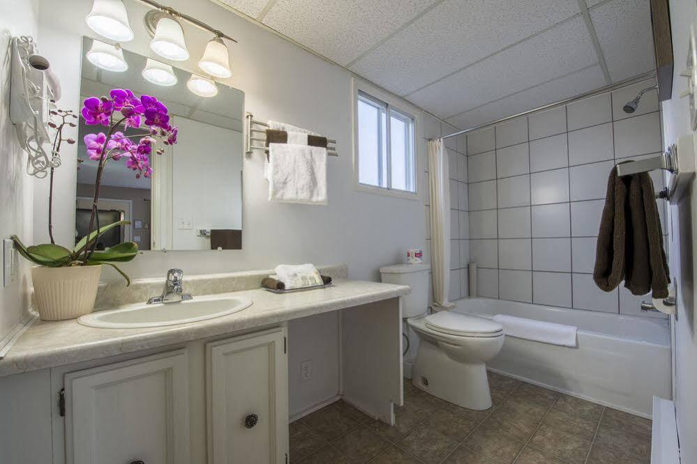 Maple Leaf Motel Inn Towne Осойос Екстериор снимка